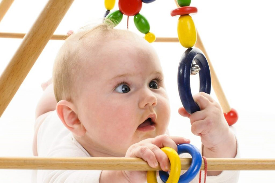 cách chọn đồ chơi cho trẻ sơ sinh theo từng tháng tuổi